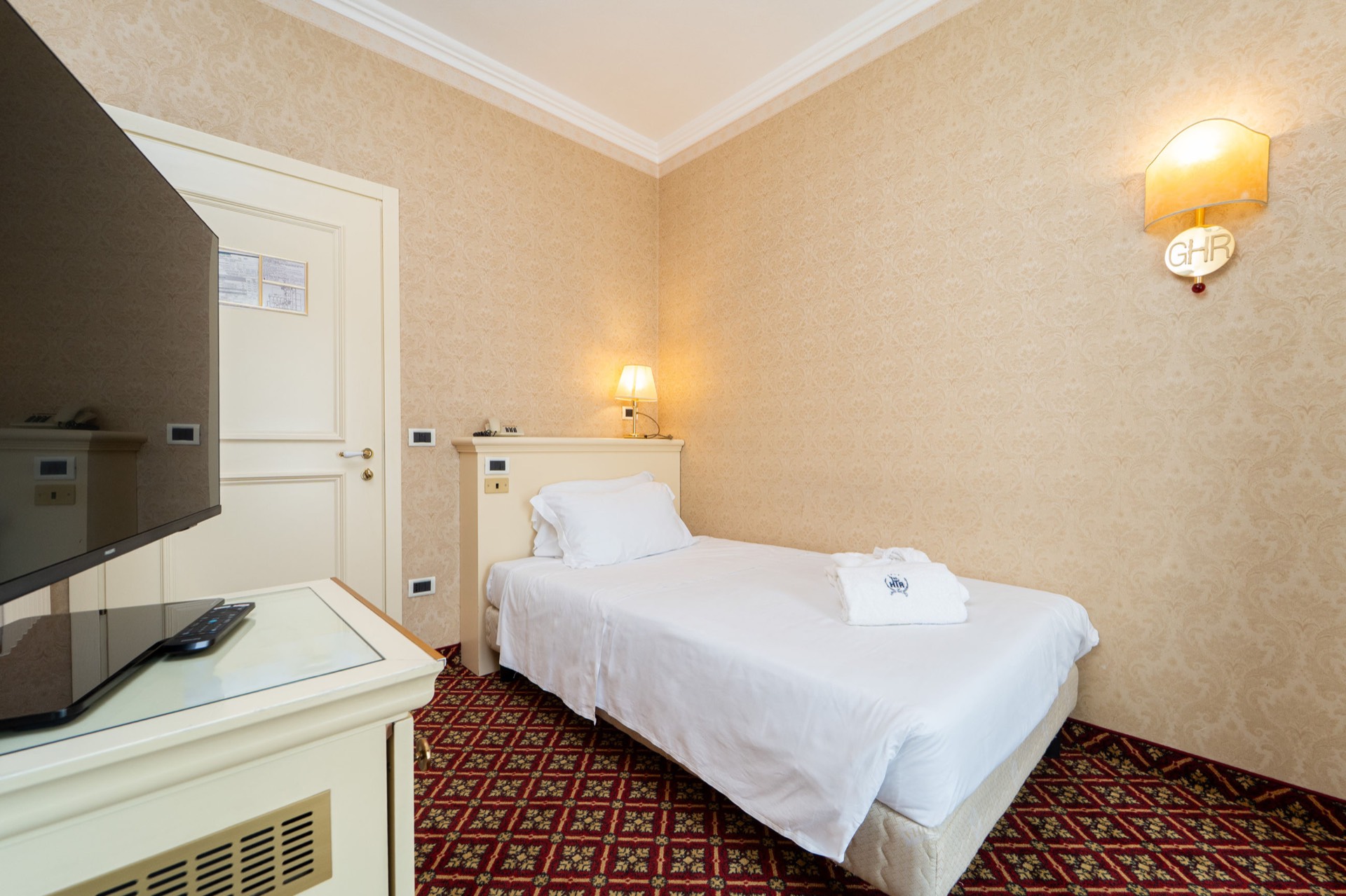 camera singola con tv e porta