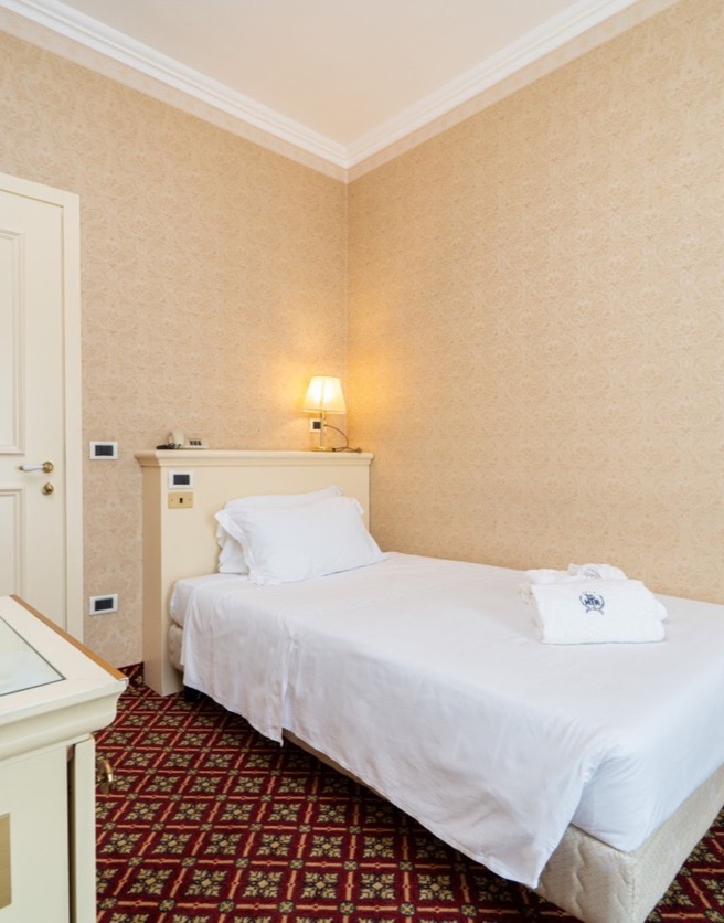 camera singola con tv e porta