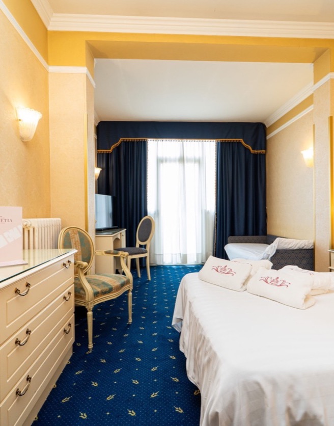 camera tripla con letti e tv