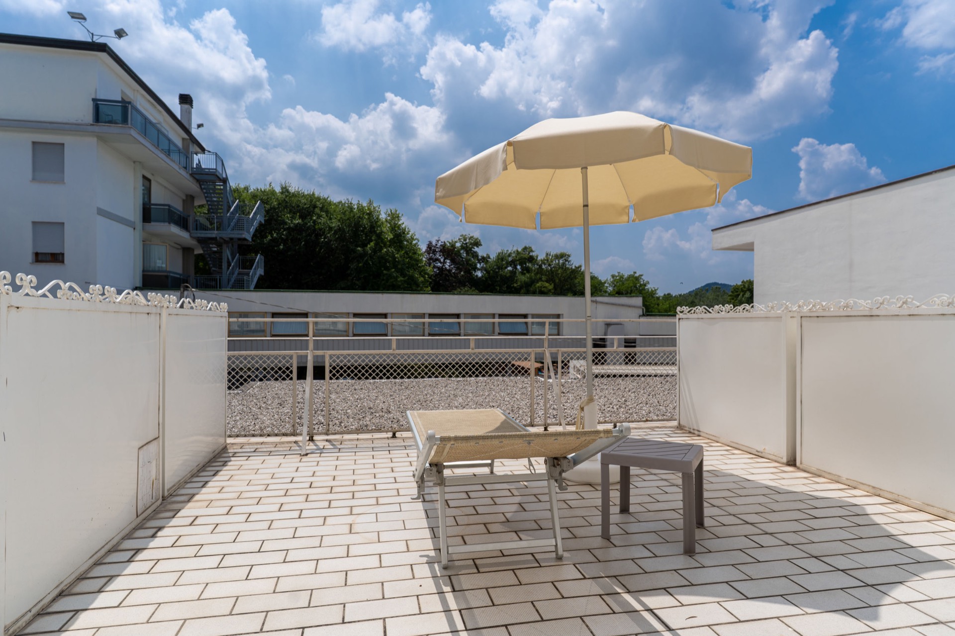 terrazza esterna con ombrellone