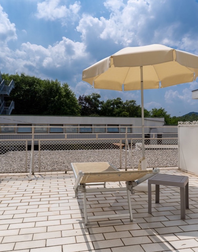 terrazza esterna con ombrellone