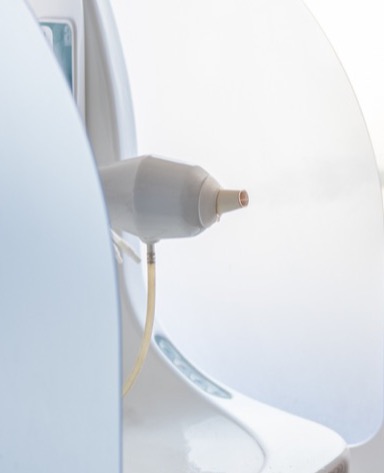 Dispositivo médico con un tubo bianco, in fase di utilizzo, su sfondo chiaro e minimalista.